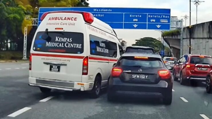 Mercedes-Singapura-Halang-Ambulans