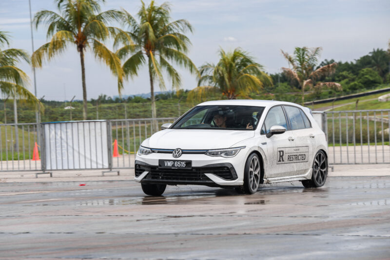Golf Fan Fest – Drift Taxi Ride on Wet Road